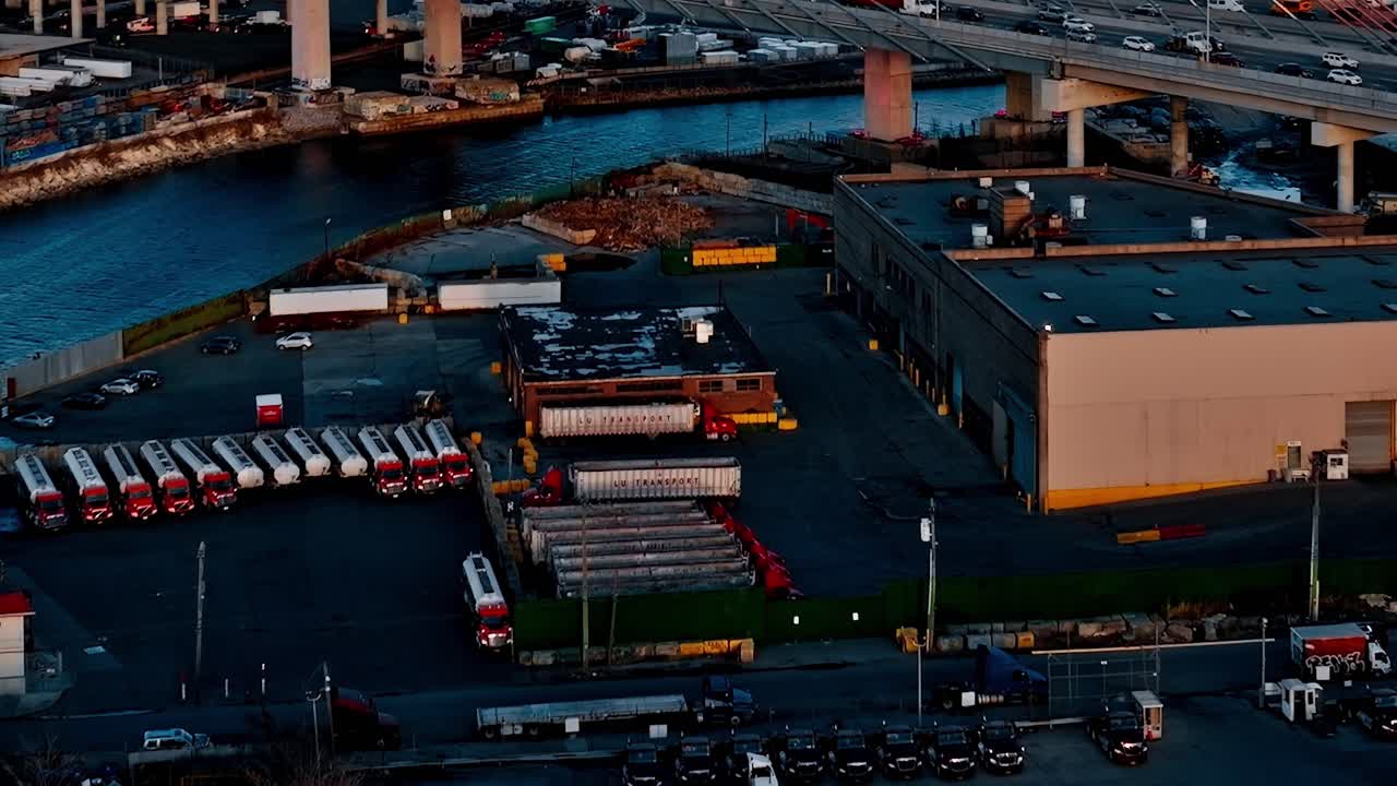 Industriområde og lastbilparkering i Brooklyn ved solnedgang