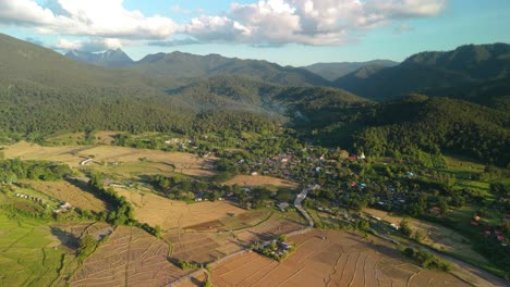 Pequeña-Aldea-Comunitaria-De-Mueang-Khong,-Cordillera-De-Chiang-Dao,-Alojamiento-Con-Familias-Y-Turismo-En-El-Norte-De-Tailandia,-Río-Mae-Taeng-Wiang-Haeng-Huai-Nam-Dang