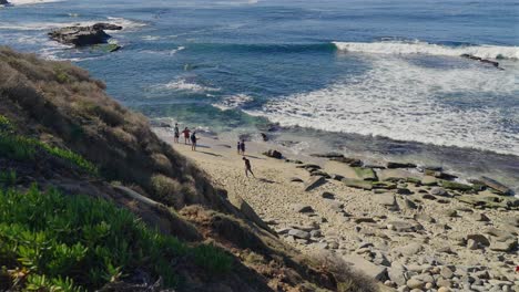 People-enjoying-the-beach-on-a-warm-sunny-day-in-La-Jolla,-California