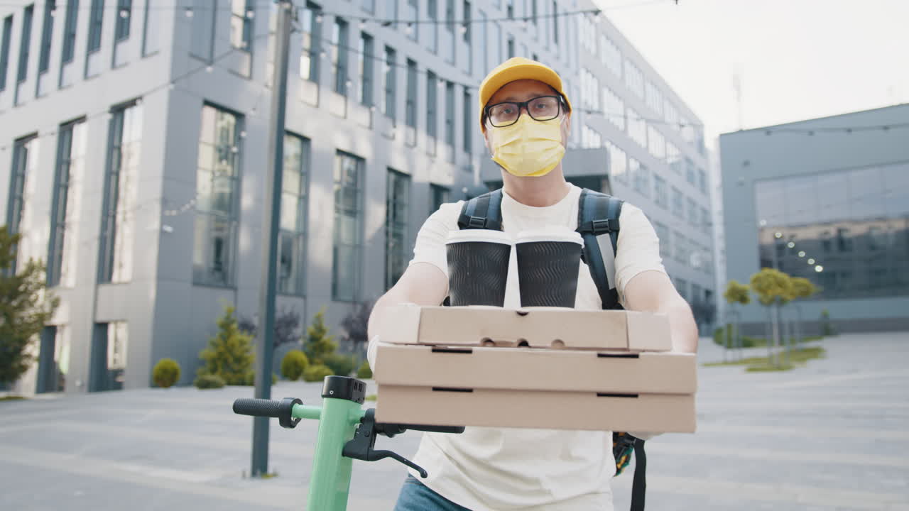 피자와 커피를 배달하는 사람