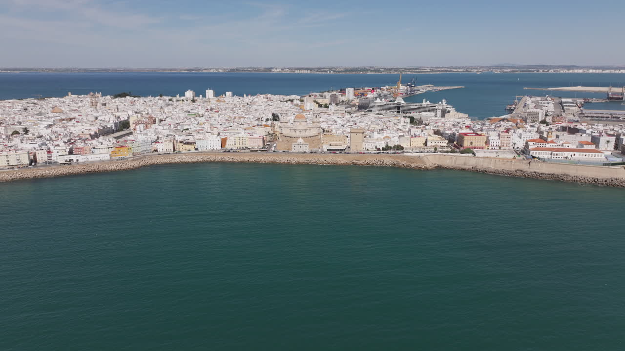 Vista panoramica aerea da drone ultragrandangolare della penisola della città vecchia di Cadice, circondata dall'Oceano Atlantico, Andalusia, Spagna