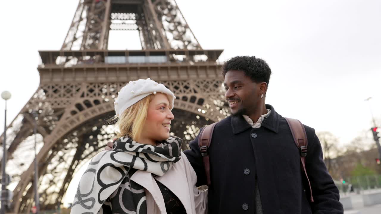 Pareja disfrutando de un momento romántico frente a la Torre Eiffel