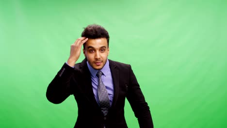 hombre de negocios guapo arreglando el cabello retrato sonriente feliz joven hombre de negocios con traje sobre pantalla verde clave de croma