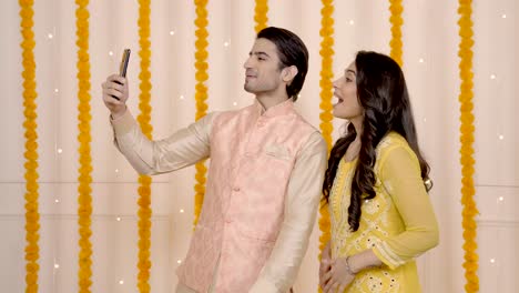 una pareja india deseando un feliz diwali en una videollamada