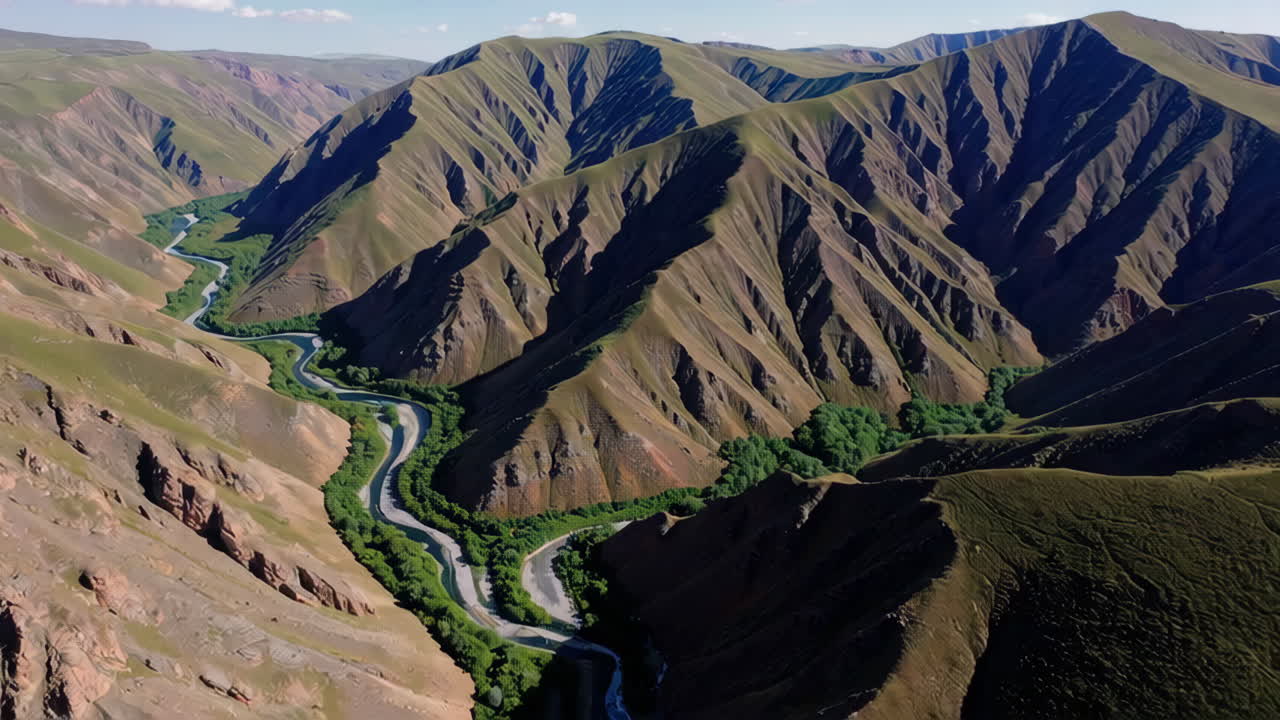 vista aérea de un cañón y un valle fluvial