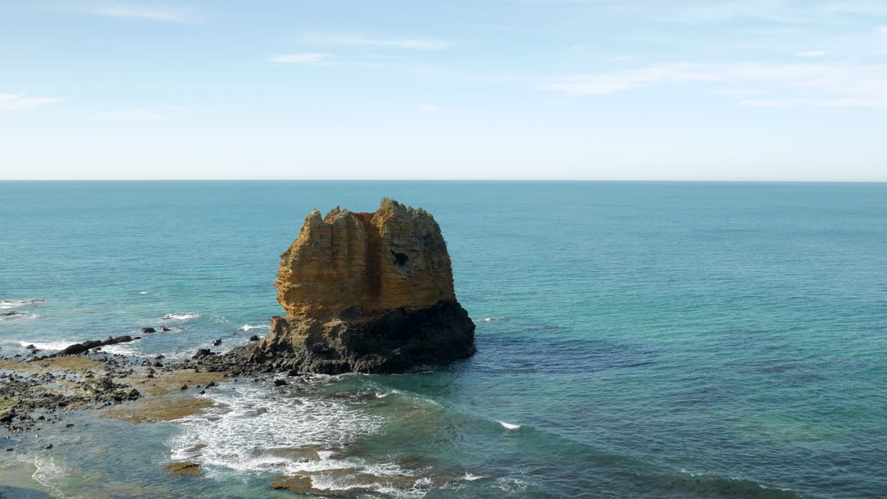 Pilha de calcário localizada em uma praia costeira australiana, fotografada de cima