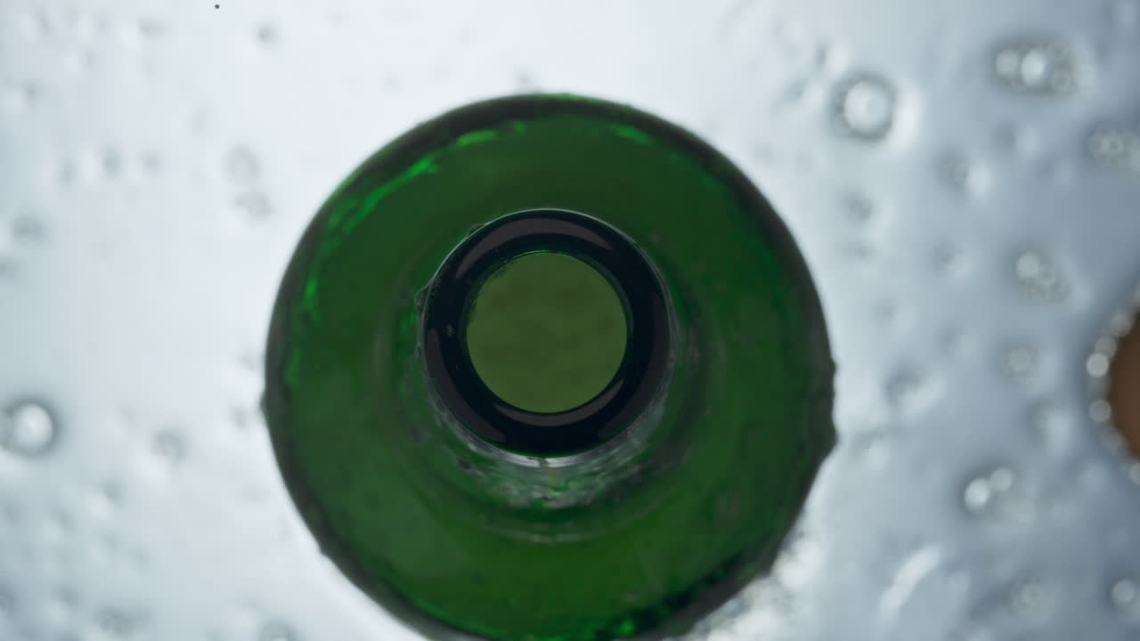 el vaso de cerveza dorada se desborda de cerca. la cerveza embriagadora se vierte por los bordes.