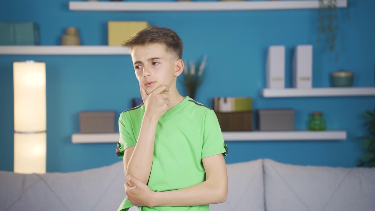 un chico aburrido y reflexivo.