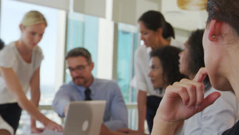 Gruppe-Von-Geschäftsleuten,-Die-Sich-Am-Tisch-Im-Büro-Treffen