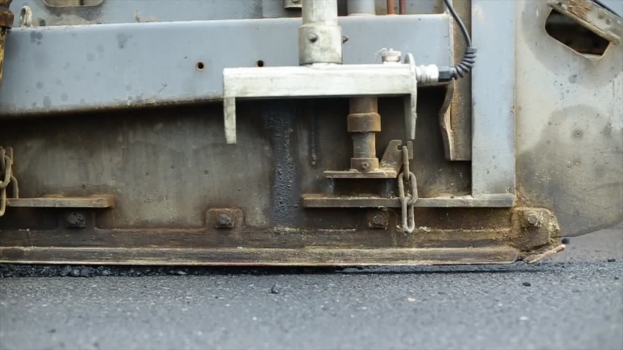 아스팔트 페이버 마무리기를 사용하여 아스팔트 도로 표면을 압축, 압축, 평준화 및 평평화