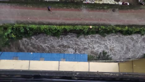 Un-Hombre-Corriendo-Bajo-La-Lluvia