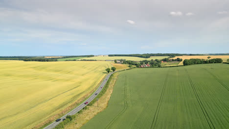 Die-Drohne-Fängt-Die-Schönheit-Der-Landschaft-Von-Lincolnshire-Ein,-Von-Bauernhöfen-über-Felder-Bis-Hin-Zu-Einer-Kurvenreichen-Landstraße