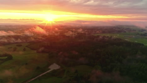 rayons de soleil brillants avec paysage naturel flou