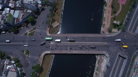 puente de tráfico y paso elevado en la ciudad de ho chi minh, vietnam, amplia vista aérea de arriba hacia abajo en un día soleado con el canal, los tejados y el tráfico rodado