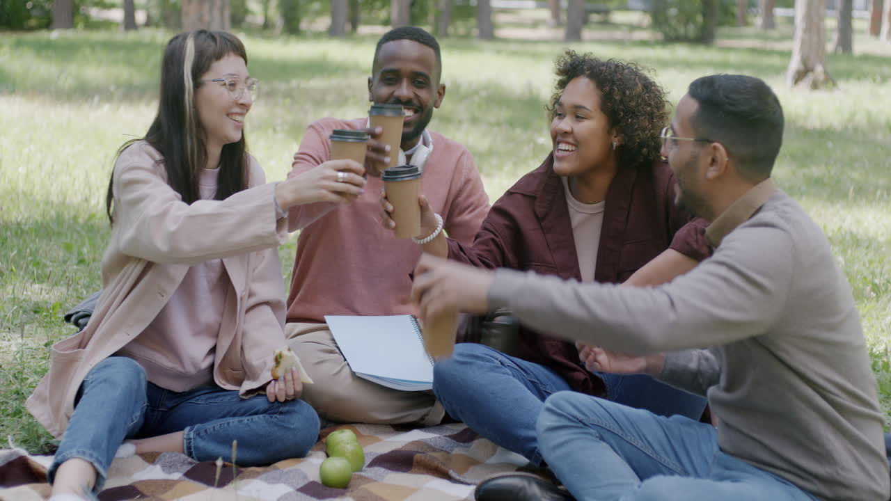 amigos disfrutando de un picnic en el parque