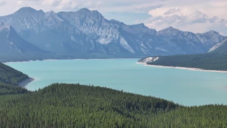 Un-Dron-Se-Eleva-Desde-El-Bosque-Para-Revelar-La-Vista-Hacia-El-Este-Del-Lago-Abraham-En-Las-Montañas-Rocosas-De-Alberta,-Canadá