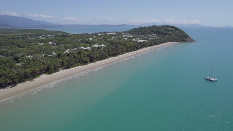 Playa-De-Cuatro-Millas-Con-Bote-En-El-Agua-Turquesa-En-Port-Douglas,-Australia---Toma-Aérea