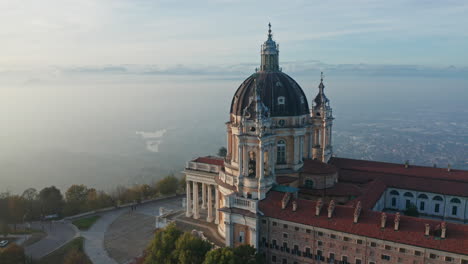 Imágenes-Aéreas-Dando-La-Vuelta-A-La-Basílica-De-Superga-Al-Atardecer-En-Turín,-Italia