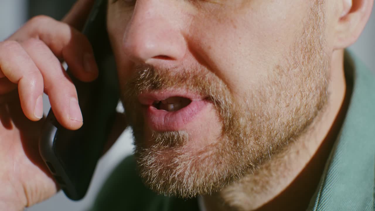 Hombre hablando por teléfono