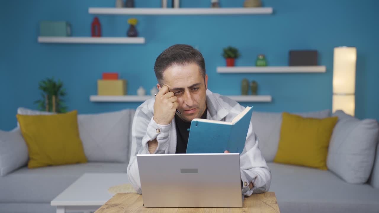 el hombre con el cuaderno piensa y toma notas.