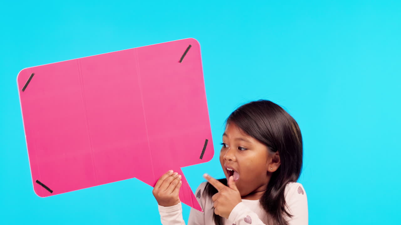 연설 거품, 와우 그리고 파란색에 소녀의 얼굴