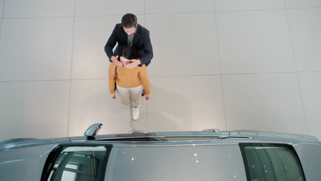 pareja comprando un coche