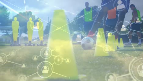 Animation-Des-Netzwerks-Von-Verbindungen-über-Fußballspieler,-Die-Auf-Dem-Fußballfeld-Trainieren