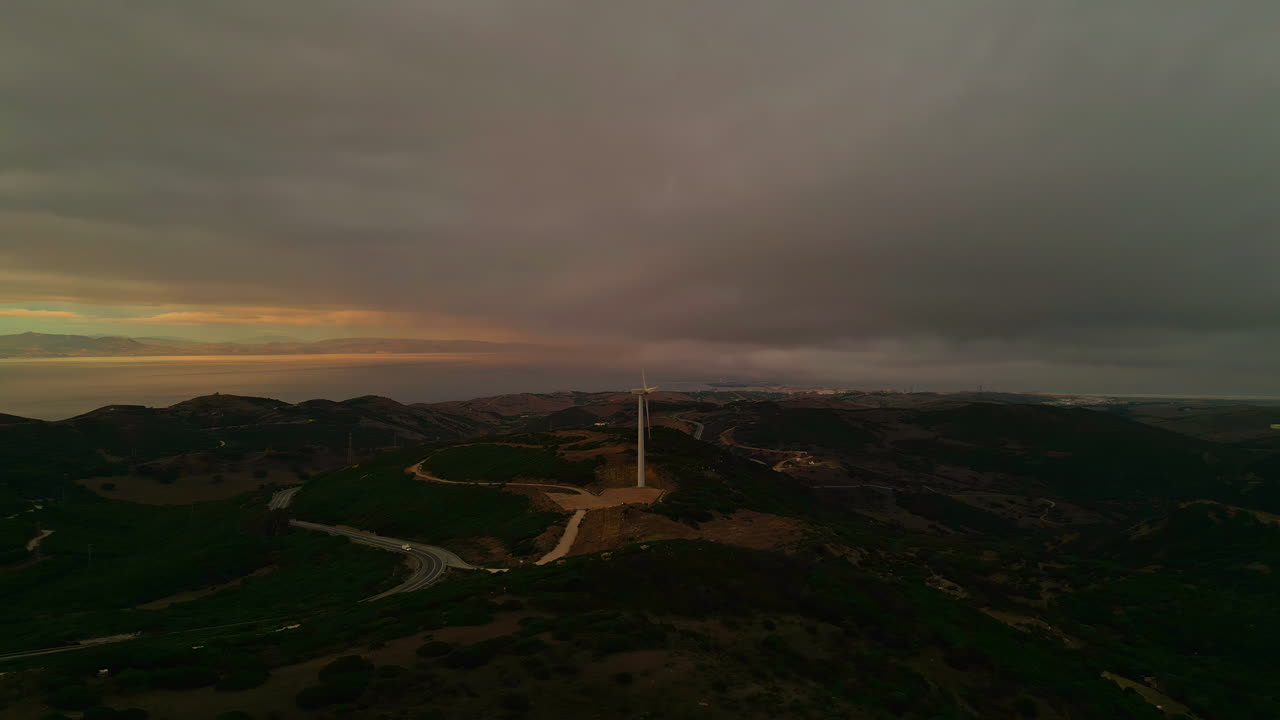 스페인 의 타라파, 오르니톨로지코 엘 카브리토 의 골든 아워 에 있는 환경 재생 에너지 를 위한 전기 풍력 터빈 의 항공 도리  ⁇