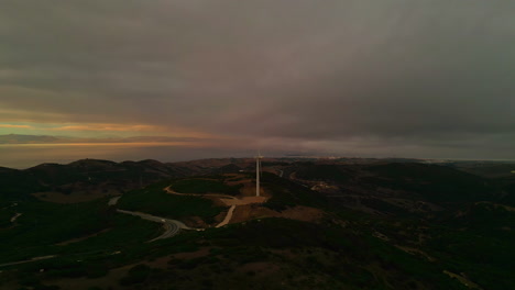 tomada aérea de una turbina eólica eléctrica para energía renovable ambiental en tarifa, observatorio ornitológico el cabrito en españa a la hora dorada