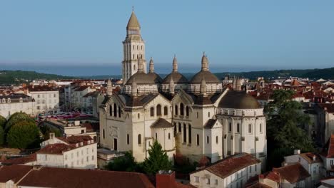 Elevación-De-Drones-Sobre-La-Catedral-De-Saint-Front-Al-Amanecer.