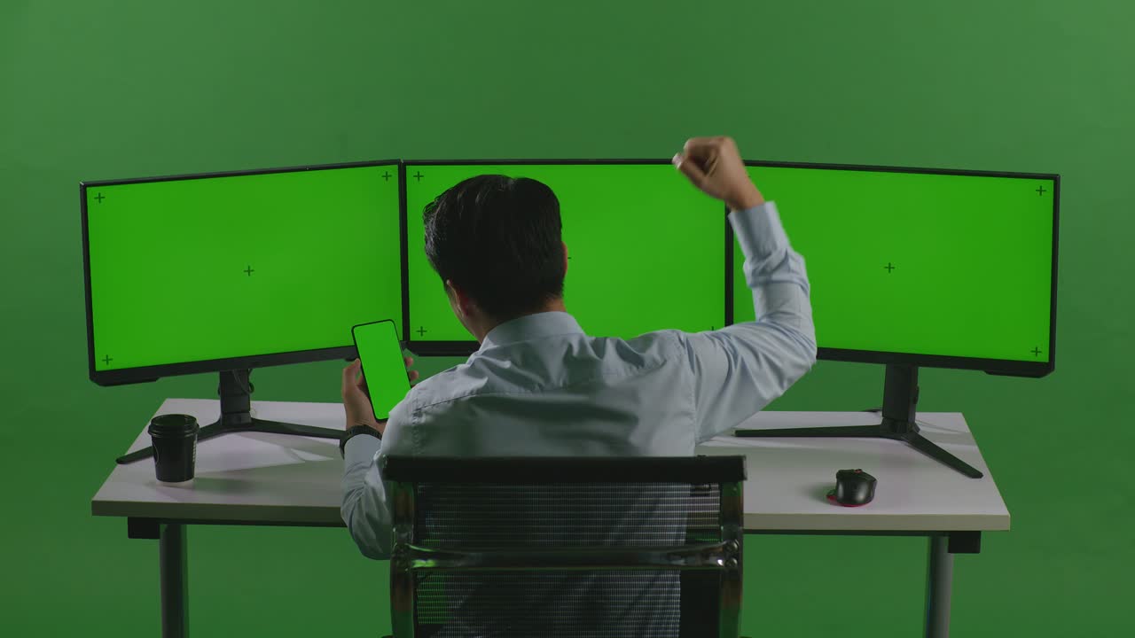 비즈니스맨이 그린 스크린에서 성공을 축하하고 있습니다.