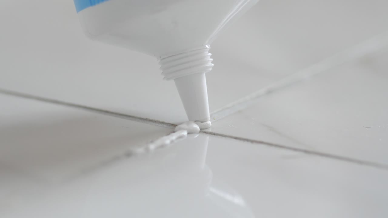 aplicación de sellador o lechada a las juntas de los azulejos