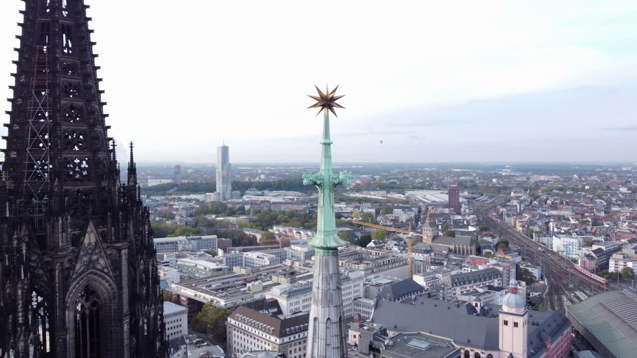 vista aérea del arco estrecho de las torres gemelas góticas de la catedral de colonia, alemania