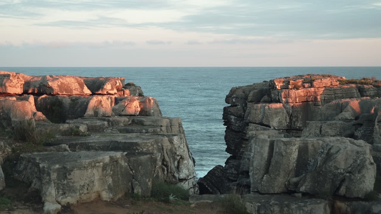바다 절벽이나 바위 사이의 갭 뷰, 포르투갈의 카스카이스 해안, 차분한 샷