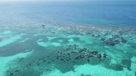 Roatan,-Honduras-Luftaufnahme-Des-Korallenriffs-Auf-Der-Nordseite-Der-Insel---Karibisches-Türkis