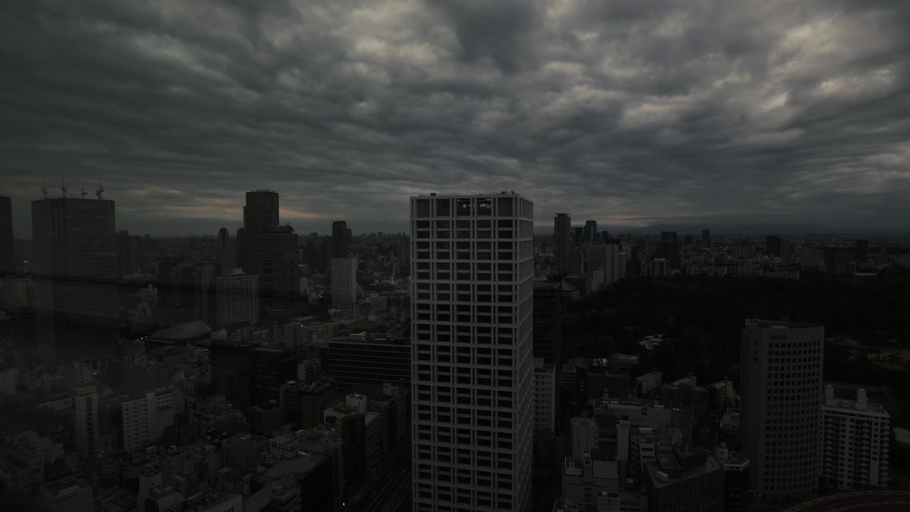 Time-lapse al amanecer con la luz que se asoma lentamente sobre la ciudad de Tokio