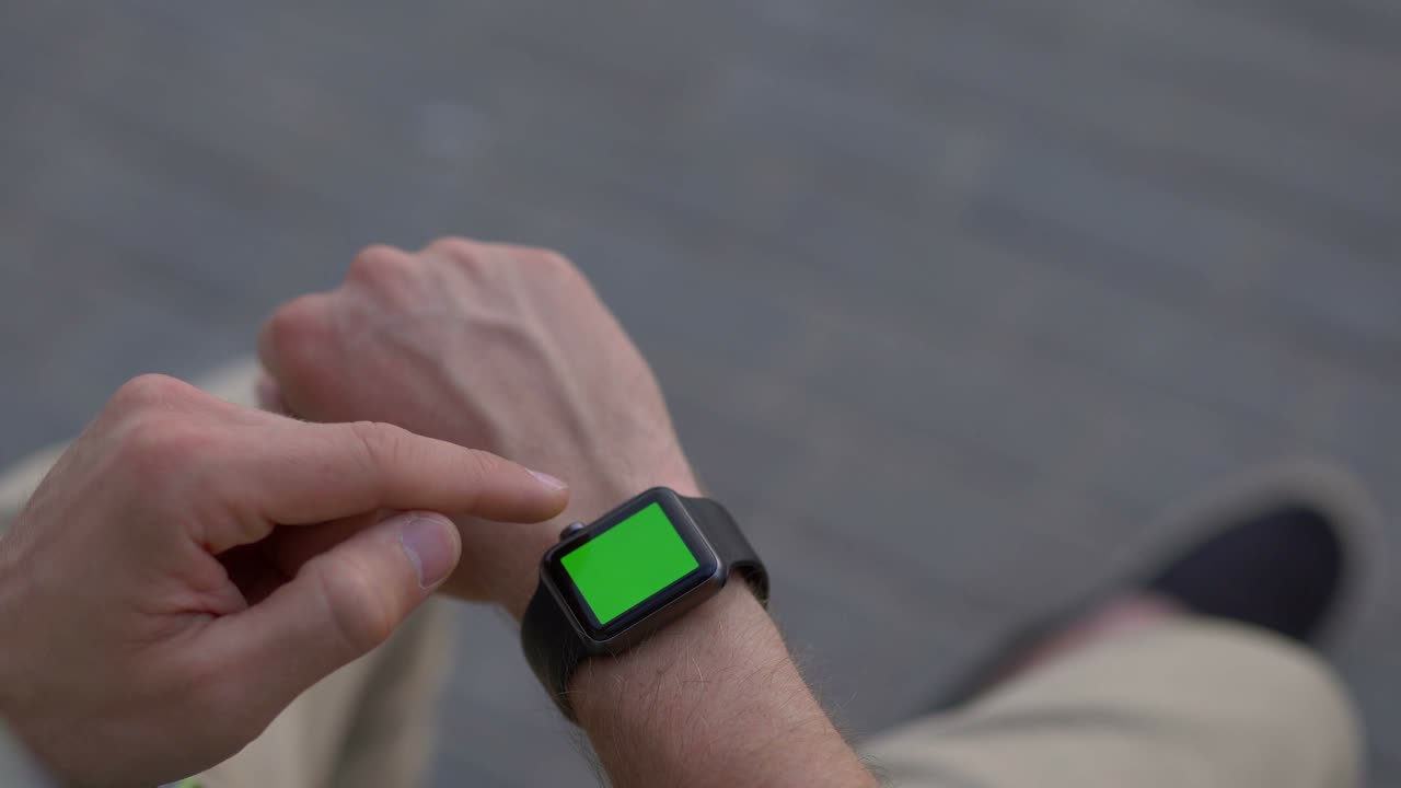 persona que utiliza un reloj inteligente