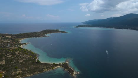 4K-Drohnenclip,-Der-Sich-Langsam-Rückwärts-über-Eine-Tropische-Insel-In-Der-Bucht-Von-Vourvourou-In-Chalkidiki,-Nordgriechenland,-Bewegt