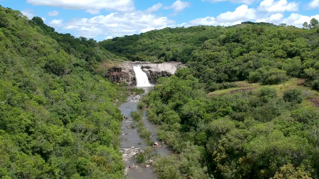 vista aérea de una cascada en la provincia de rivera en uruguay