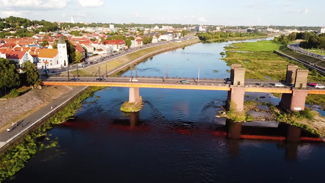 vista panorámica del gran duque de lituania vytautas el gran puente sobre el río nemunas, kaunas, lituania