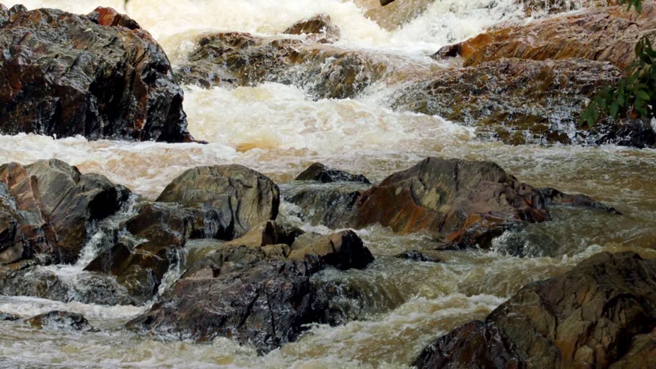 torrentes de agua que fluye sobre las rocas después de una tormenta en la selva amazónica de brasil
