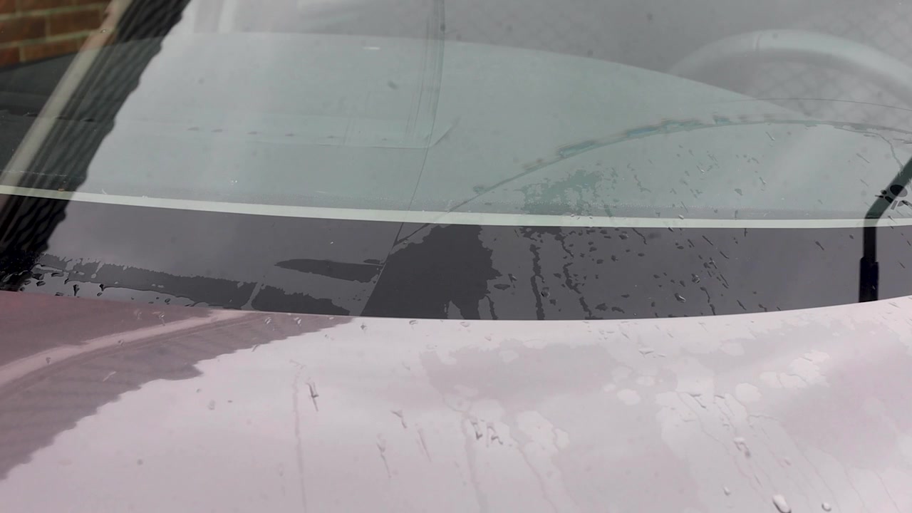 Video van ruitenwissers die bewegen op een auto