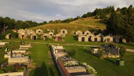 Nachmittagsschatten-Erstrecken-Sich-über-Gräber-Auf-Dem-Friedhof,-Varbo,-Ungarn