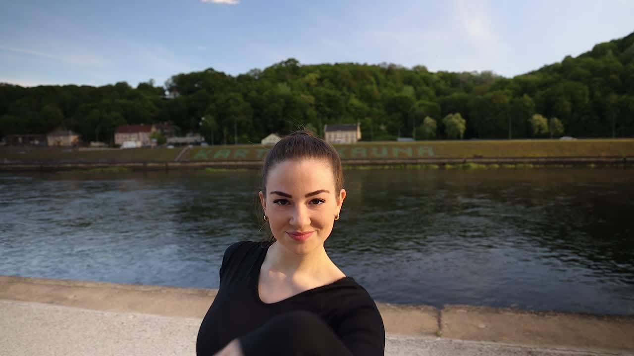 Attraktiv danser dansende foran floden Nemunas