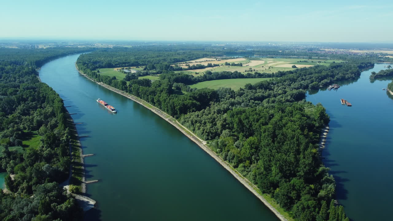 Vista aerea di un canale fluviale con una nave