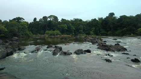 Río-Surinam-Rápido-Que-Fluye-A-Través-De-La-Selva-Tropical,-Vista-Aérea