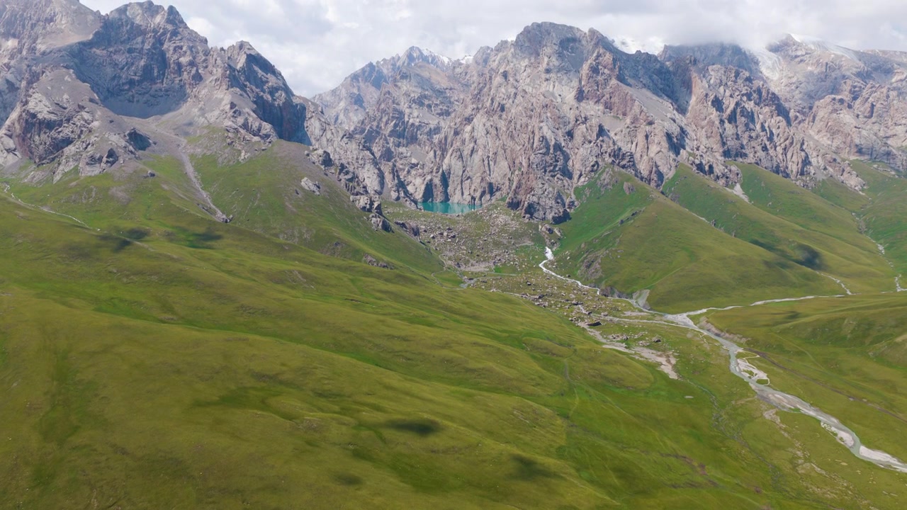 Lago alpino remoto Köl-Suu nella catena montuosa del Tian Shan in Kirghizistan. Ripresa aerea con drone