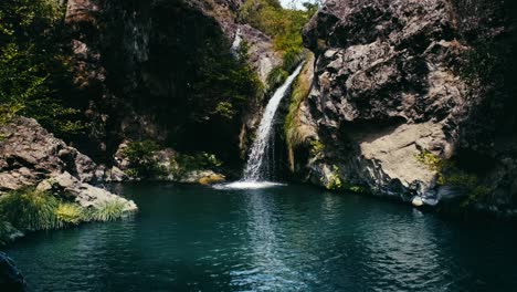 Cascada-De-Montaña-Mágica,-Agua-Cristalina,-Piedras-Grandes