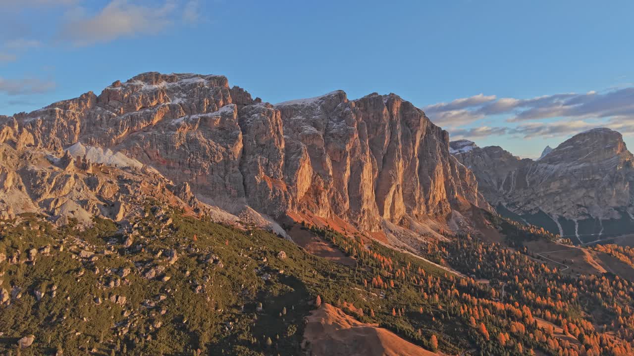 Vista aerea del Passo Gardena con una foresta autunnale all'alba, Dolomiti.