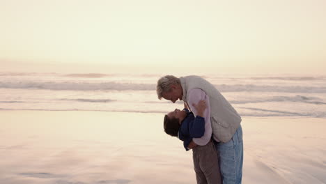 Madre,-Niño-Y-Abrazo-En-La-Playa